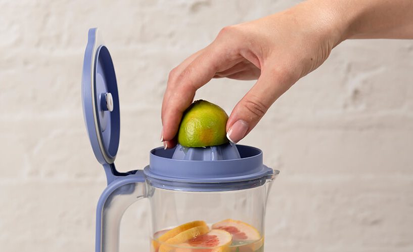 vacuum jug with integrated citrus juicer