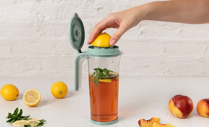 vacuum jug for fresh juice with integrated citrus juicer